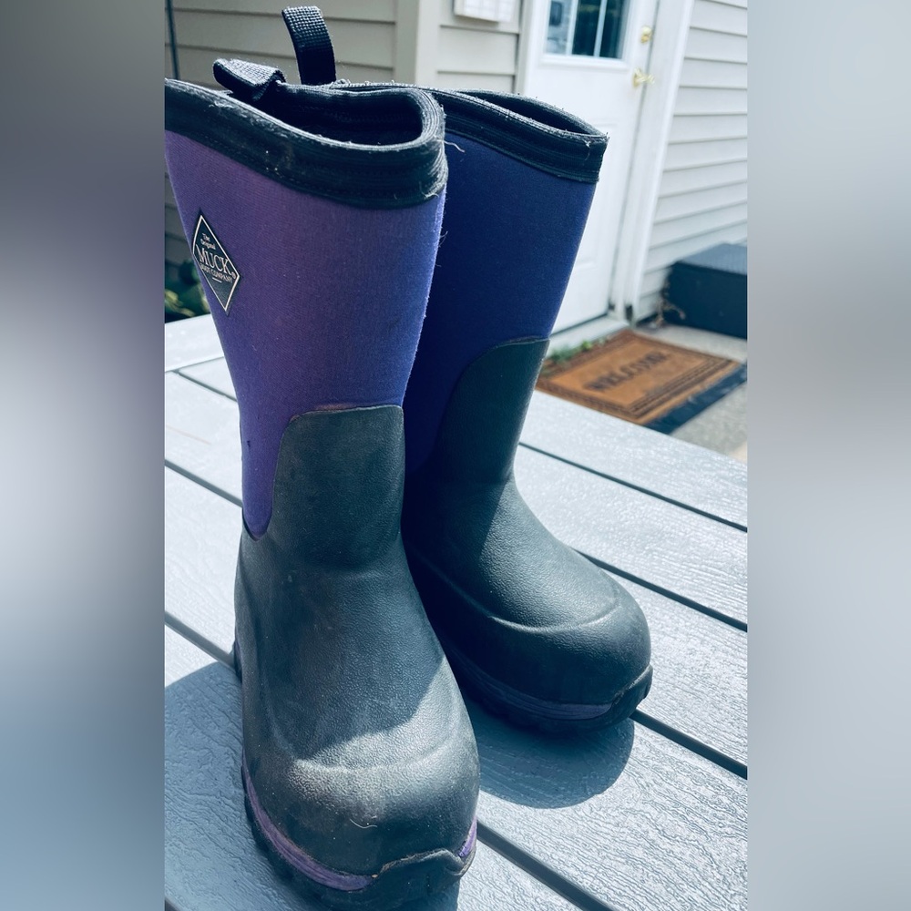 Kids muck boots purple and black size 9 toddler